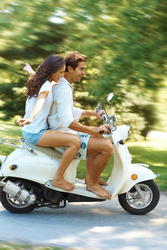 Wenn aus einem Flirt im Urlaub mehr wird - attraktiv ausgestreckt beautiful bike caucasian driving enjoying erwachsen excited frau freudig gut aussehend hand hintergrund jung landschaft lebensstil leute liebe lächelnd mann menschlich modern moped motorbike motorrad mädchen männlich paar park person pewter portrait reisen reitend related roller romantisch schauend schönheit sommer spaß straßen urlaub vehicle weiblich weiß zusammen.