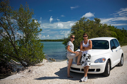 Urlaub, Flirten und vielleicht der Start in eine Partnerschaft - Mietwagen Urlaub Tour Reise auto fahren Meerblick.