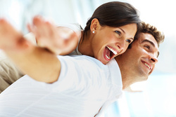 Wer träumt nicht von der großen Liebe - attraktiv ausgestreckt beautiful caucasian draußen enjoying erwachsen frau freude freudig gesicht gut aussehend hand hintergrund hübsch kopf lachend leisure leute licht liebe lächeln lächelnd mann modellieren modern mädchen männlich outside paar person piggyback related romantisch schönheit spaß spielen spielerisch unterstützen weiblich weiß zusammen zwei.