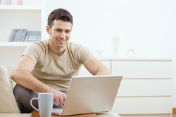 Promotionjobs als Dating Alternative - Surfen apartment ausdruck ausspannend caucasian chambre computer couch drahtlos einzig entspannt erholung erwachsen foto freudig gut interior internet job suche karriere kleidung laptop lesestoff leute living lächeln lächelnd lässig mann meldung männlich online pc person photographie post ruhelosigkeit schauend sitzend szezieren tippen von innen web work working zimmerer zuhause.