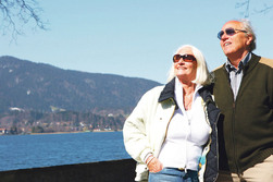 Akademiker suchen online nach passenden Partnern - berge blauer himmel brille ehepaar frau grau mann partner pensioni rentner rentnerin see senior senioren sonnenbrille.